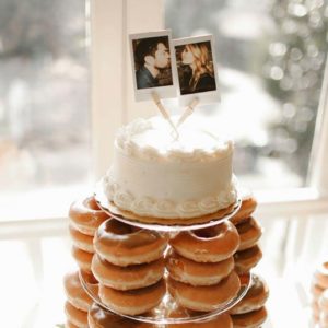 Bröllopstårta dekorerad med tryckta instaxbilder från mini-skrivaren