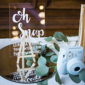 Instax mini 11-kameran används för bröllop för att göra önskemål till brudparet