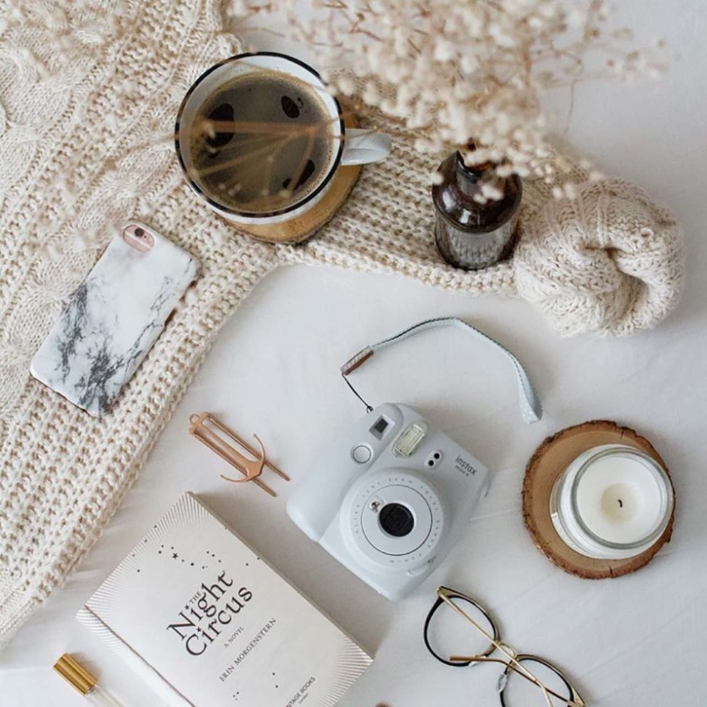 Estetisk flat-lay bild tagen med instax mini 11