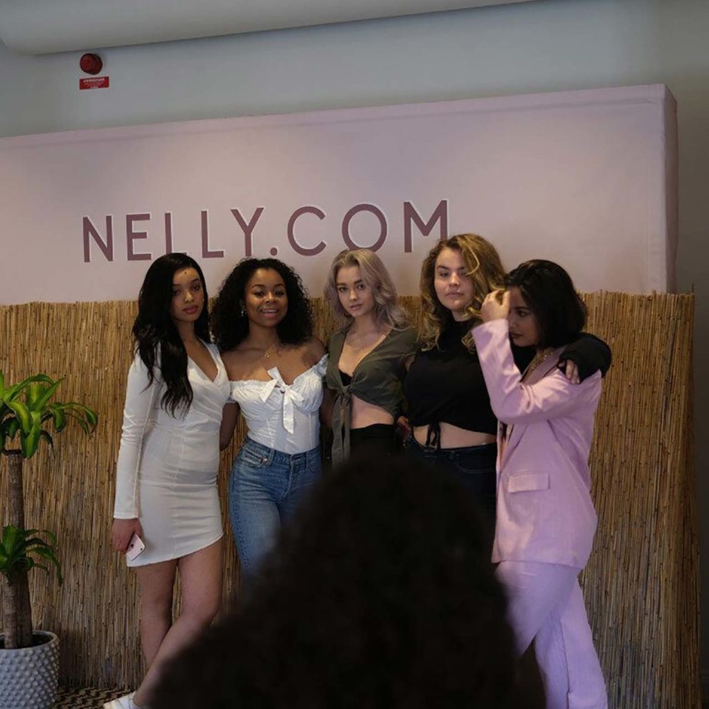 Gruppfoto av Nelly tjejerna på samling med sina instax produkter