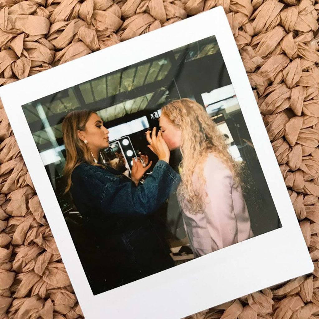 Instax-bild av modellen stylas av make-up artist