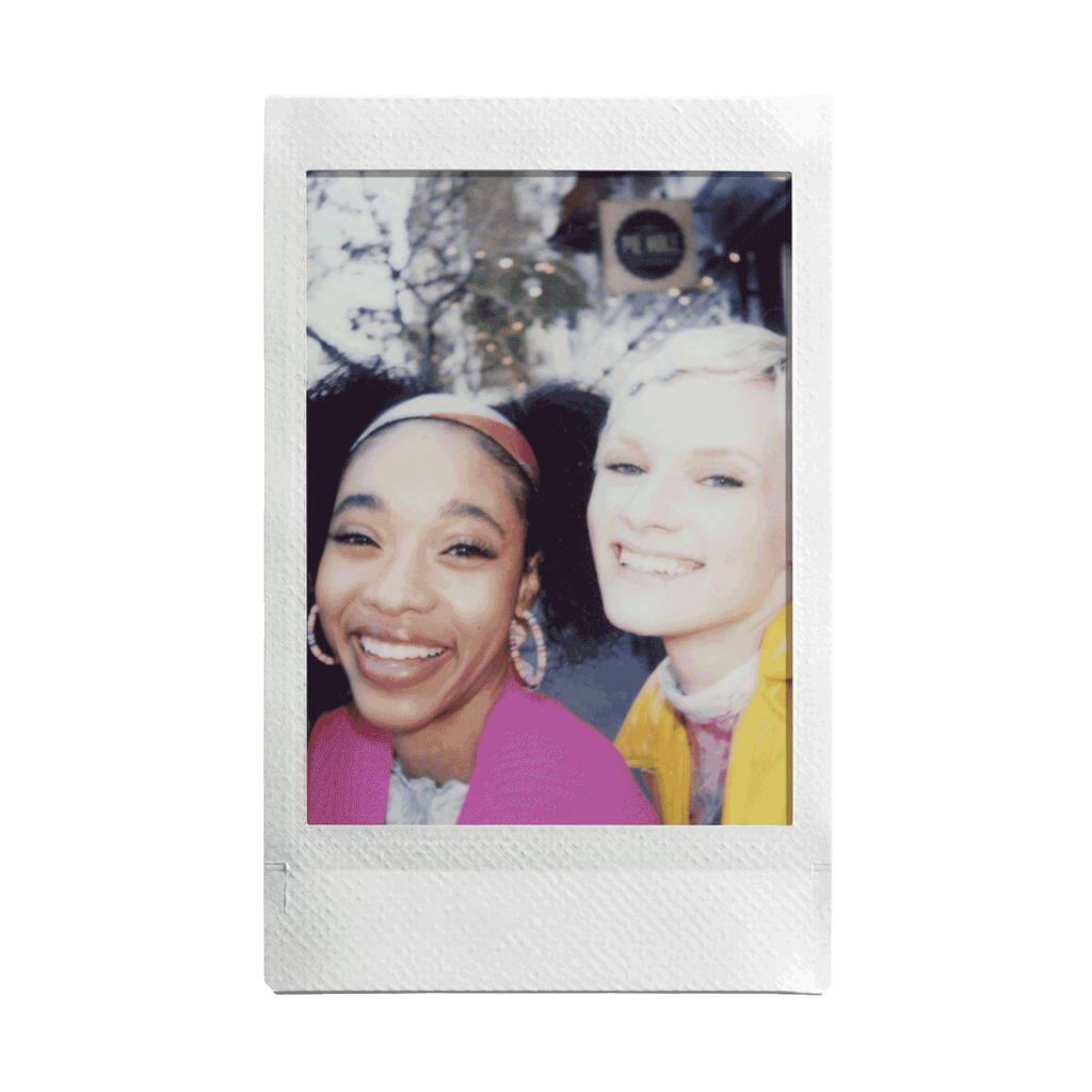 Gamla vänner använder sin instax polaroid kamera för att komma ihåg deras återförening